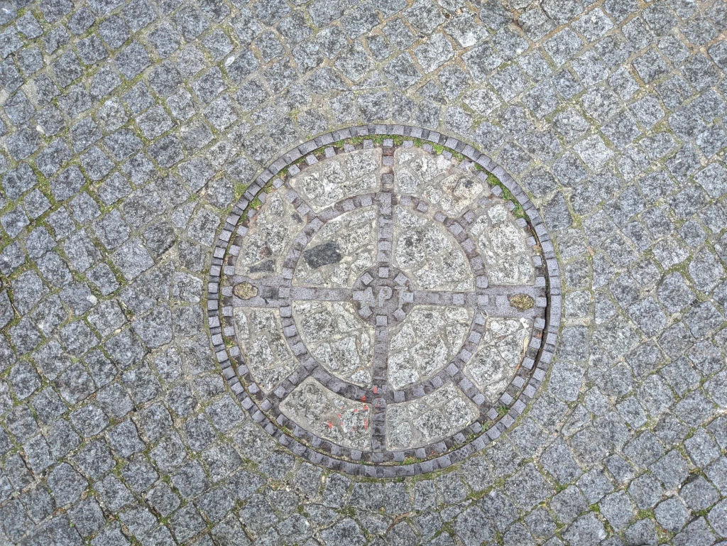 Tampa da The Anglo-Portuguese Telephone Company, na Rua do Bonjardim, Porto