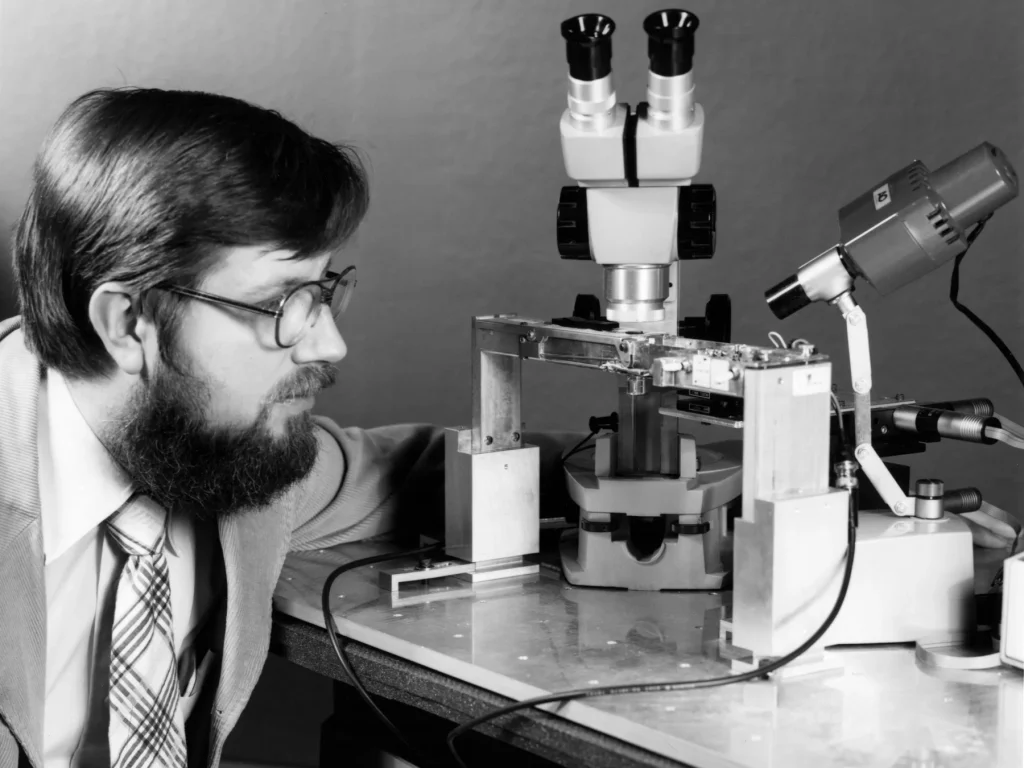 James R. Matey, da RCA, inventou o microscópio de capacidade eléctrica de varrimento (scanning capacitance microscope), que utilizava sensores reaproveitados dos leitores de VideoDisc da empresa.