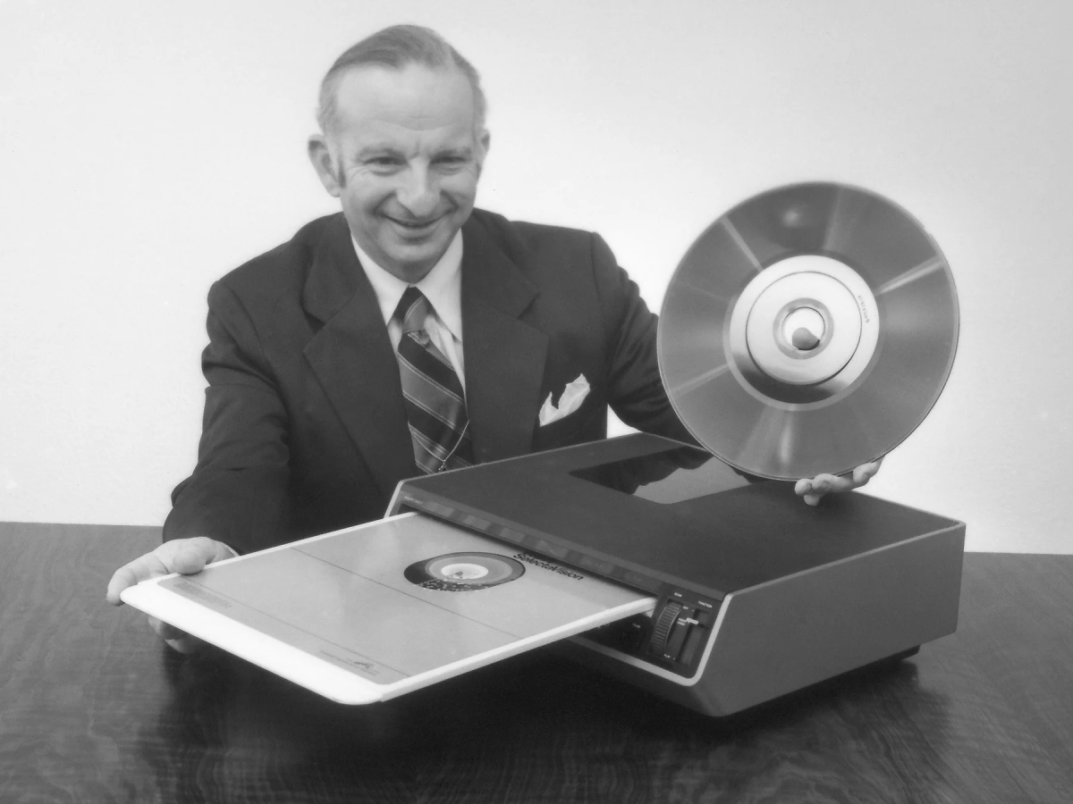 Os VideoDiscs da RCA eram facilmente danificados pelo pó e pelas impressões digitais, pelo que eram introduzidos no leitor SelectaVision dentro de capas de plástico.