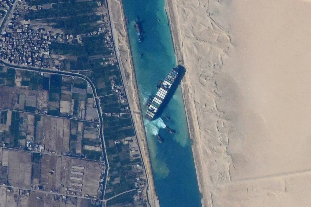 O navio porta-contentores Ever Given encalhado no Canal do Suez